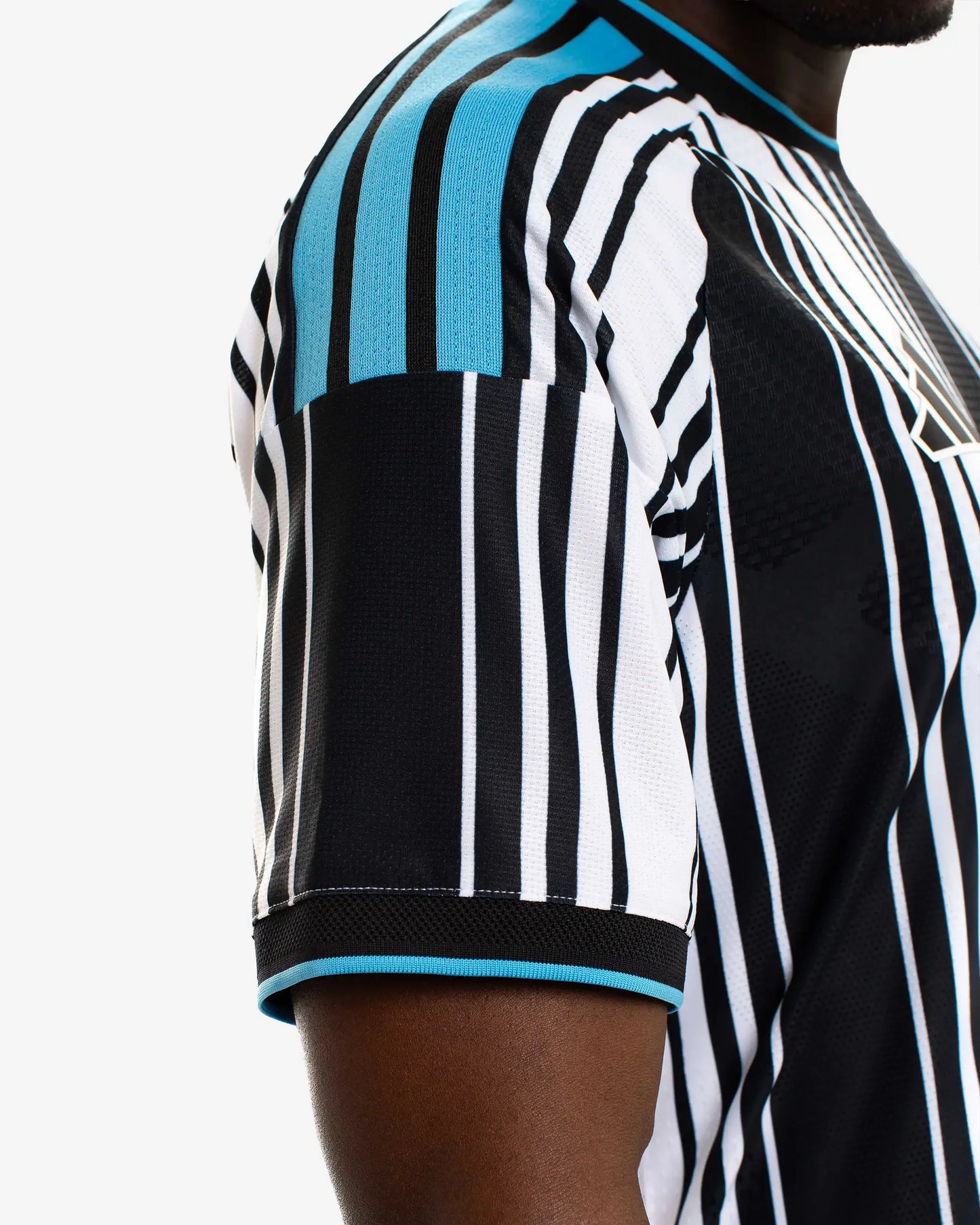 Newcastle Home 26/27 Jogador Adidas - Preto e Branco