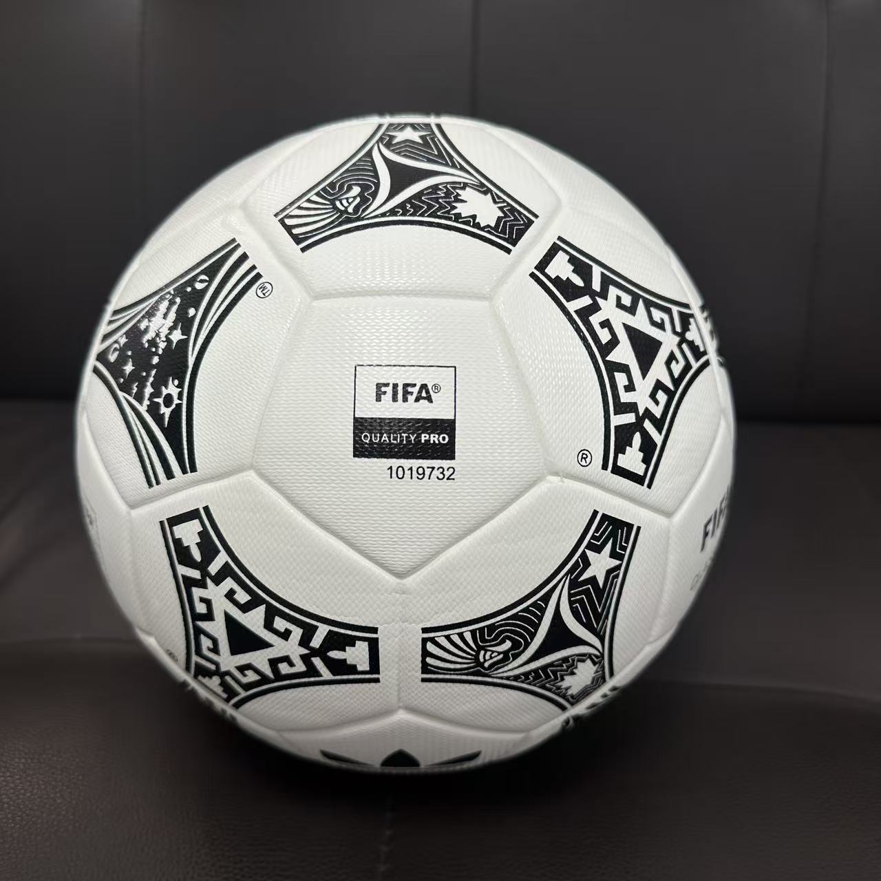 Bola Trionda Mash Up Pro Copa Do Mundo 86/94/26 Adidas - Branca e Preta