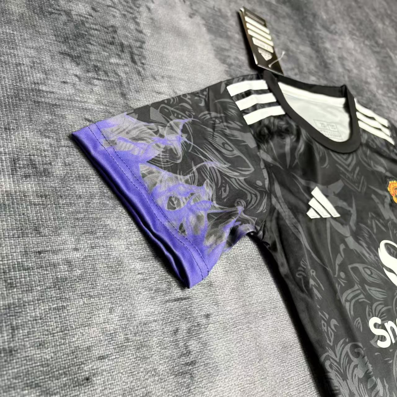 Kit infantil Manchester United Edição Especial 25/26 - Preto e Roxo
