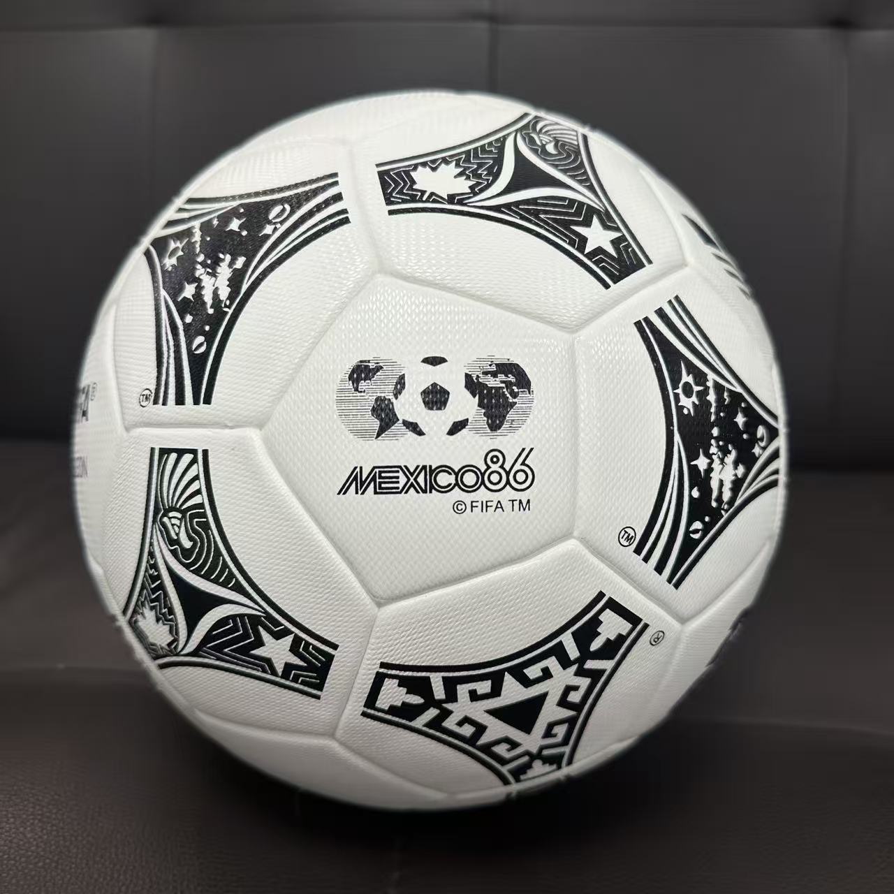 Bola Trionda Mash Up Pro Copa Do Mundo 86/94/26   Adidas - Branca e Preta