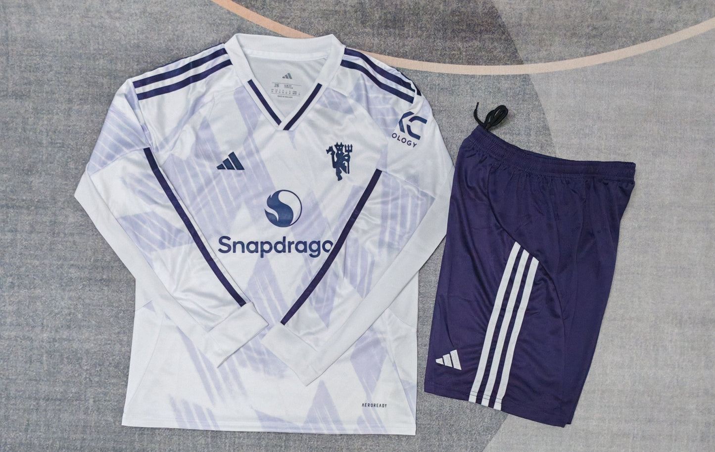 Kit infantil Manchester United Away Manga Longa 25/26 - Branco