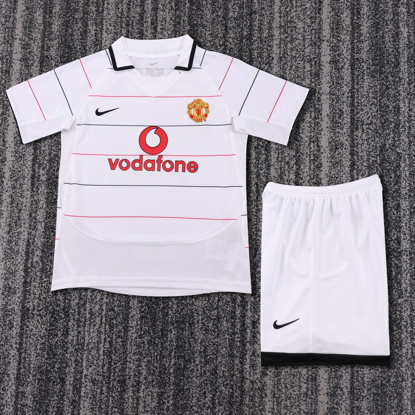 Kit infantil Manchester United Retrô Away 2003  - Branca