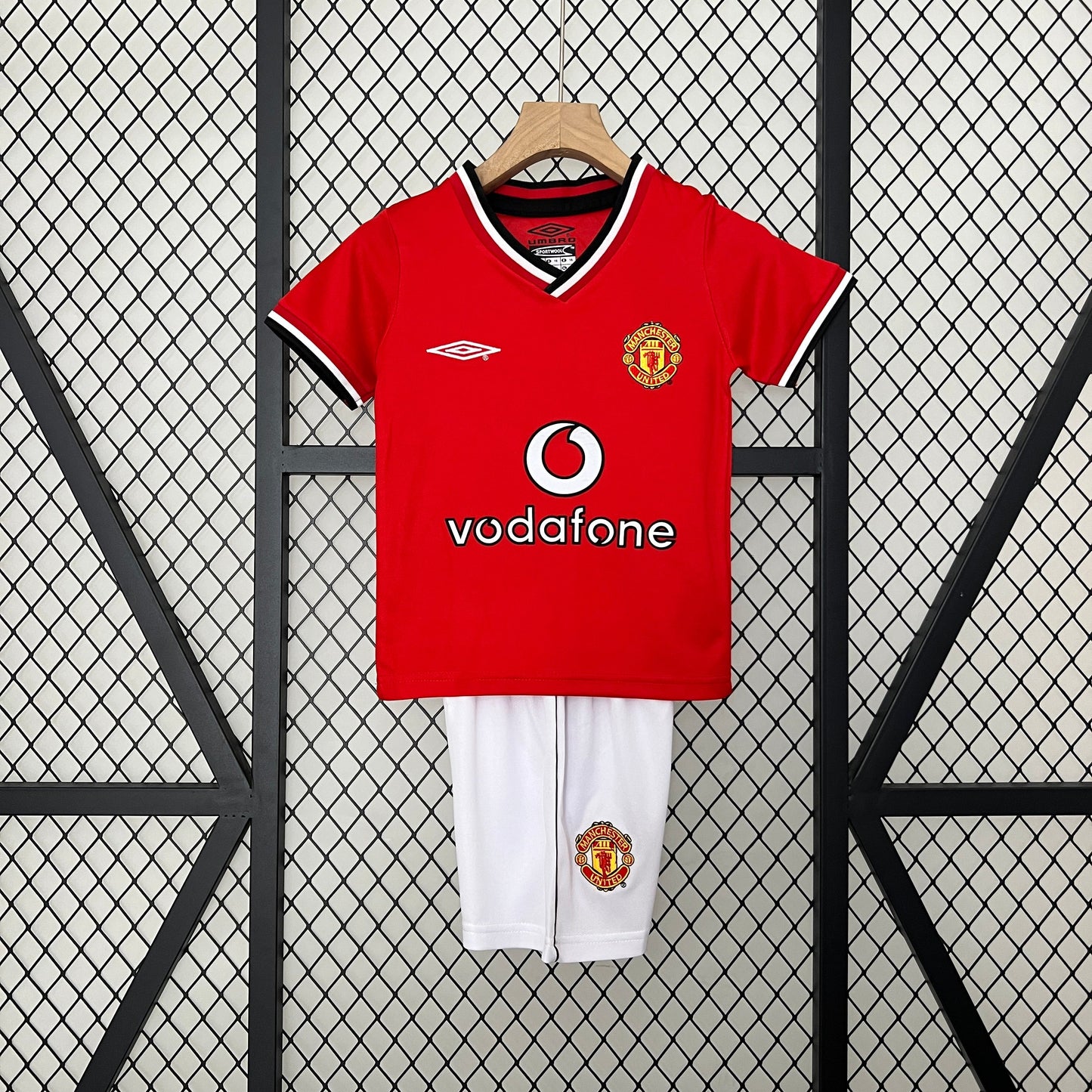Kit infantil Manchester United Retrô Home 2000 . - Vermelho