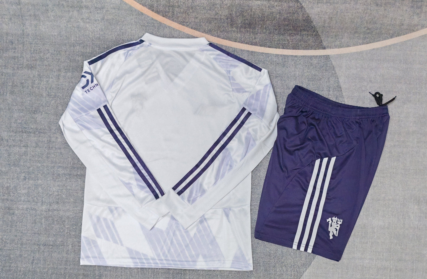 Kit infantil Manchester United Away Manga Longa 25/26 - Branco