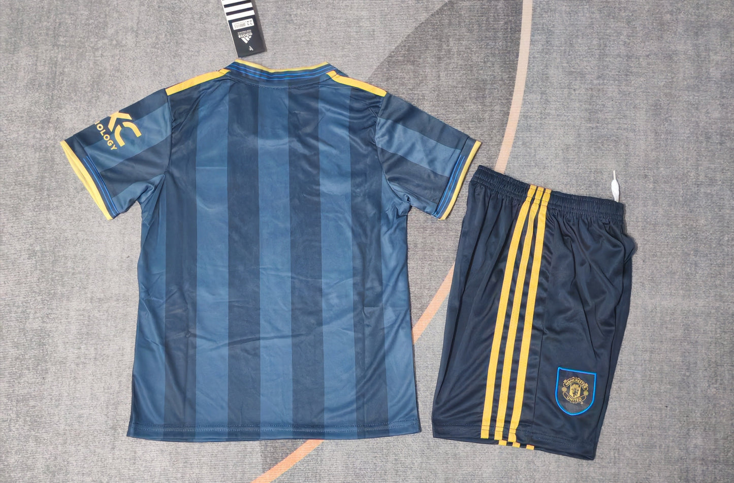 Kit infantil Manchester United Third 25/26 . - Azul