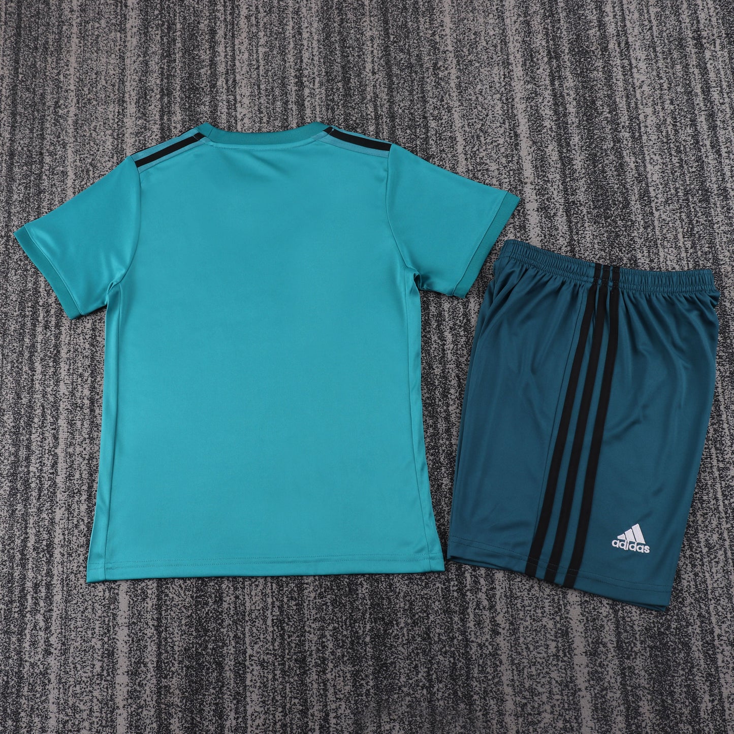 Kit Infantil Real Madrid Away Retrô 17/18 - Verde