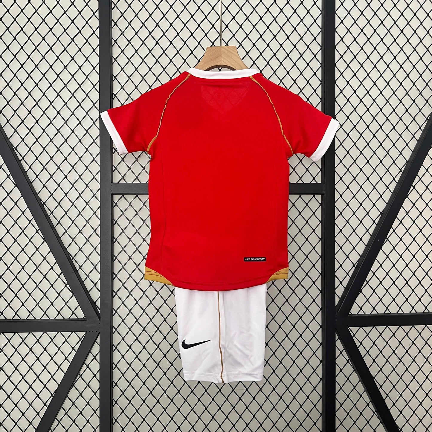 Kit infantil Manchester United Retrô Home 2006 . - Vermelho