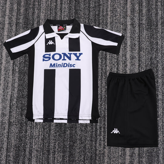 Kit Infantil Juventus Home 97/98 Retrô  Kappa - Preta e Branca
