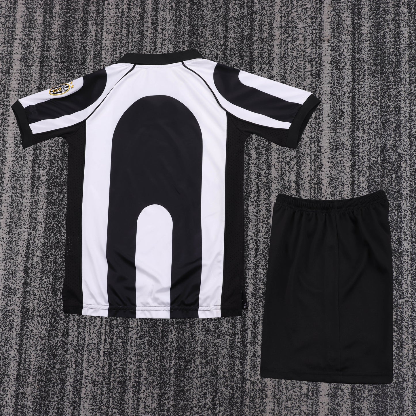 Kit Infantil Juventus Home 97/98 Retrô  Kappa - Preta e Branca