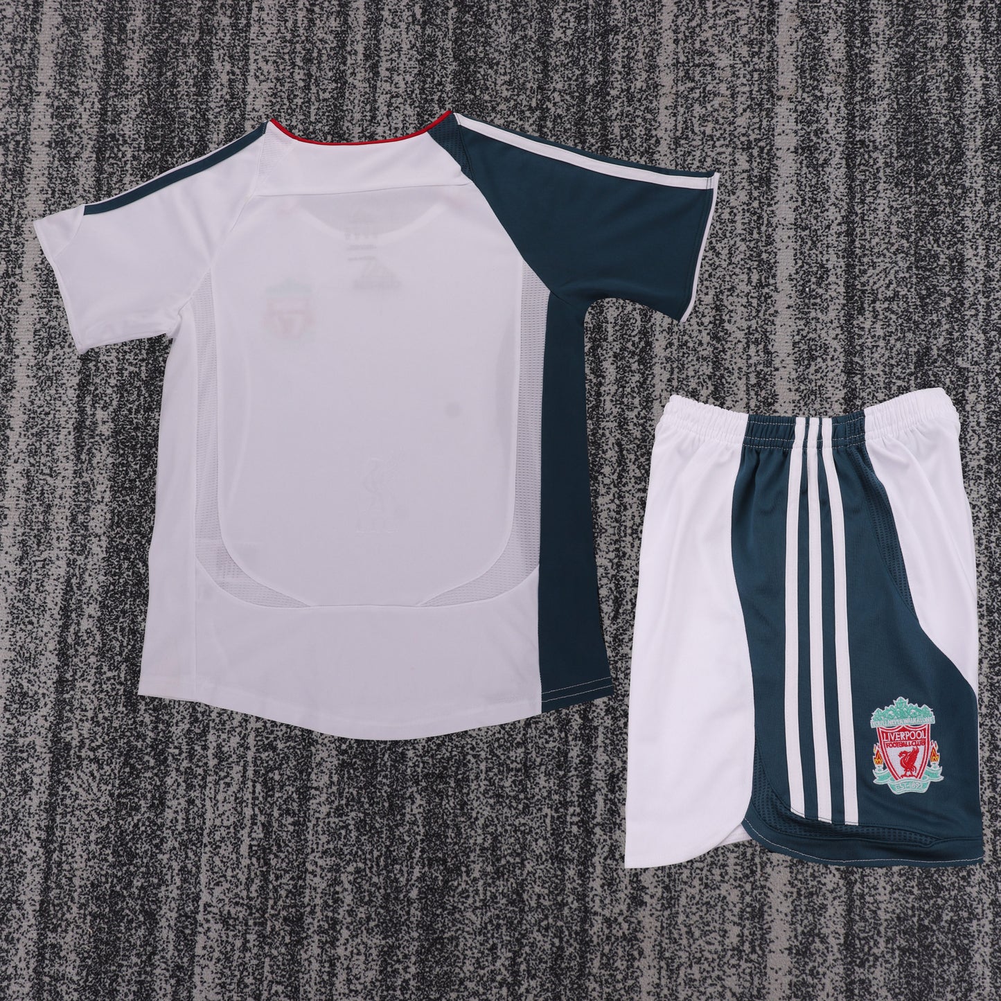 Kit Infantil Liverpool Away Retrô 06/07 - Branco e Verde