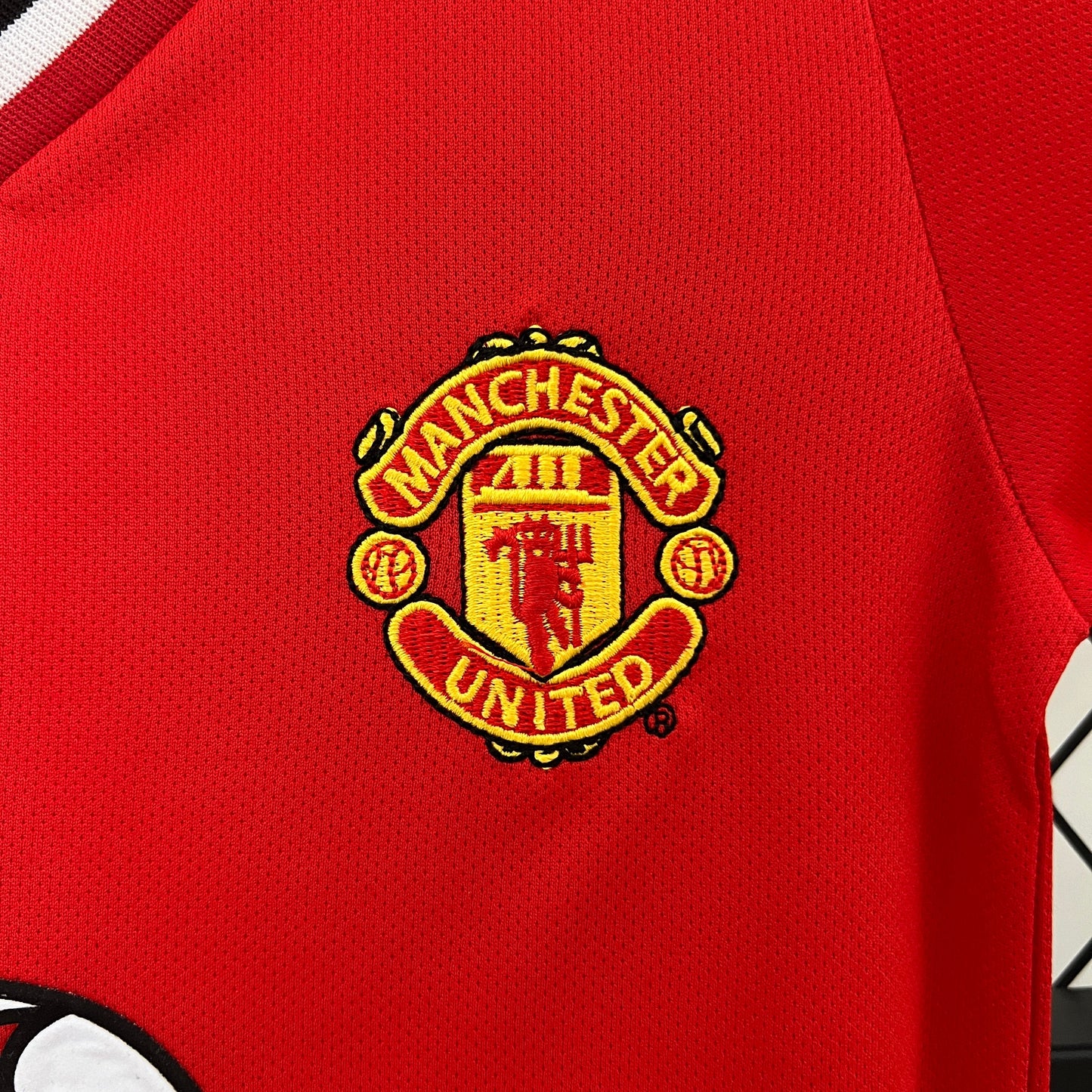 Kit infantil Manchester United Retrô Home 2000 . - Vermelho