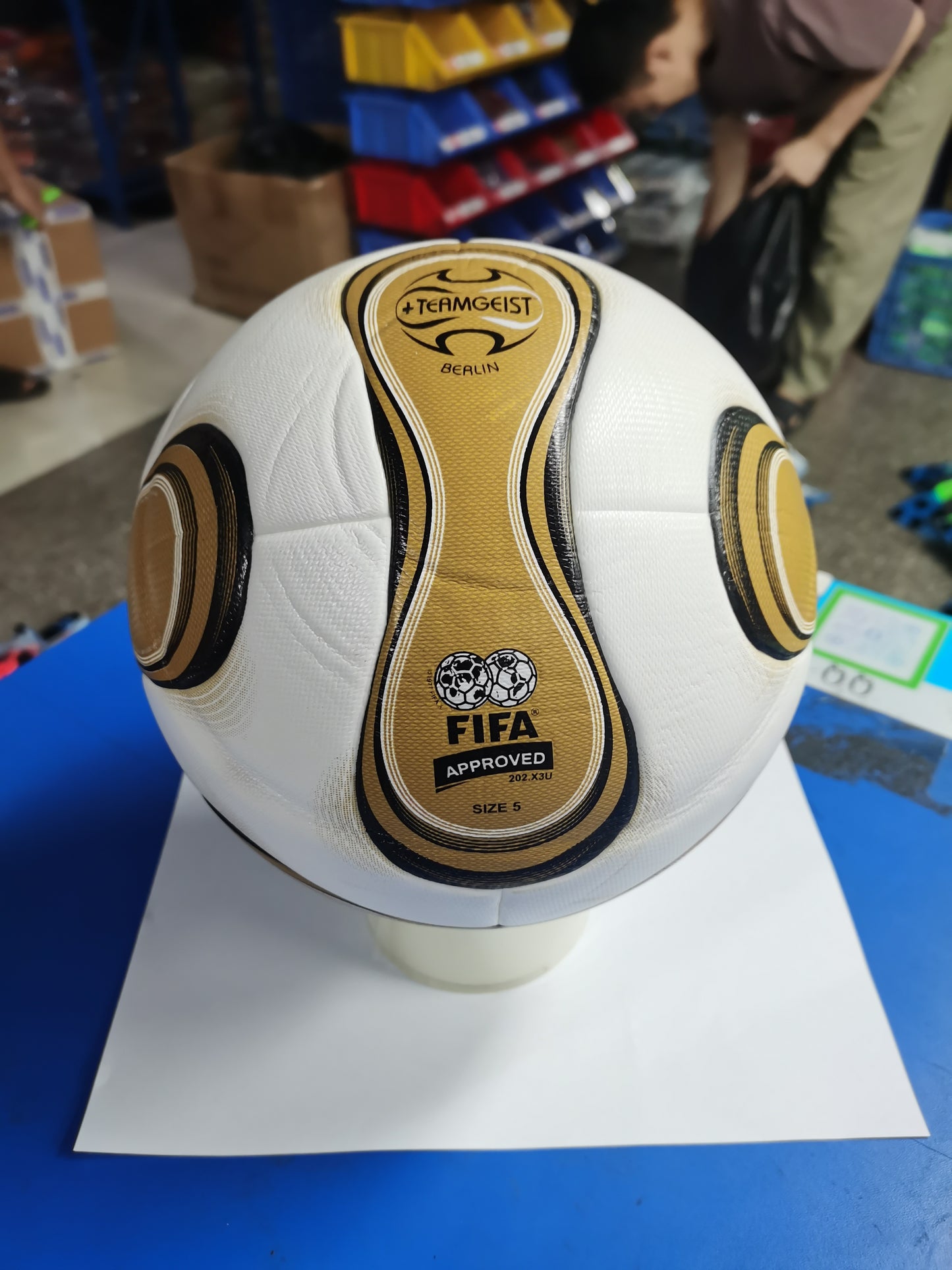 Bola Teamgeist Berlim Final da Copa Do Mundo 2006  Adidas - Branca e Dourada
