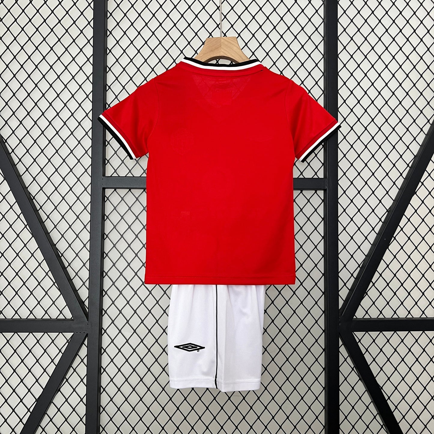 Kit infantil Manchester United Retrô Home 2000 . - Vermelho