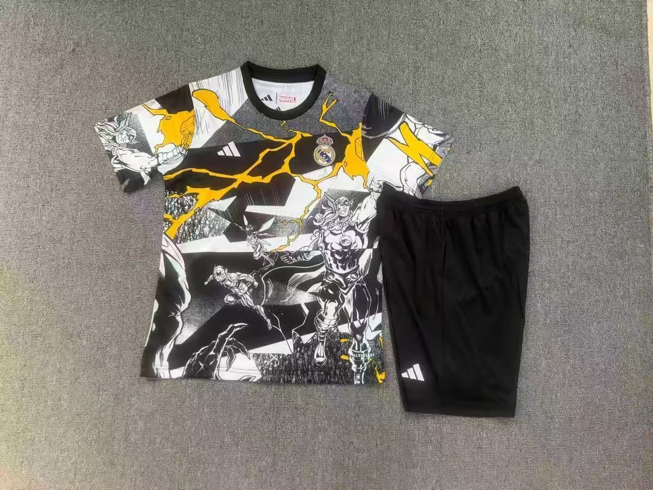 Kit Infantil Real Madrid Edição Especial Vingadores 25/26 - Preto e Branco
