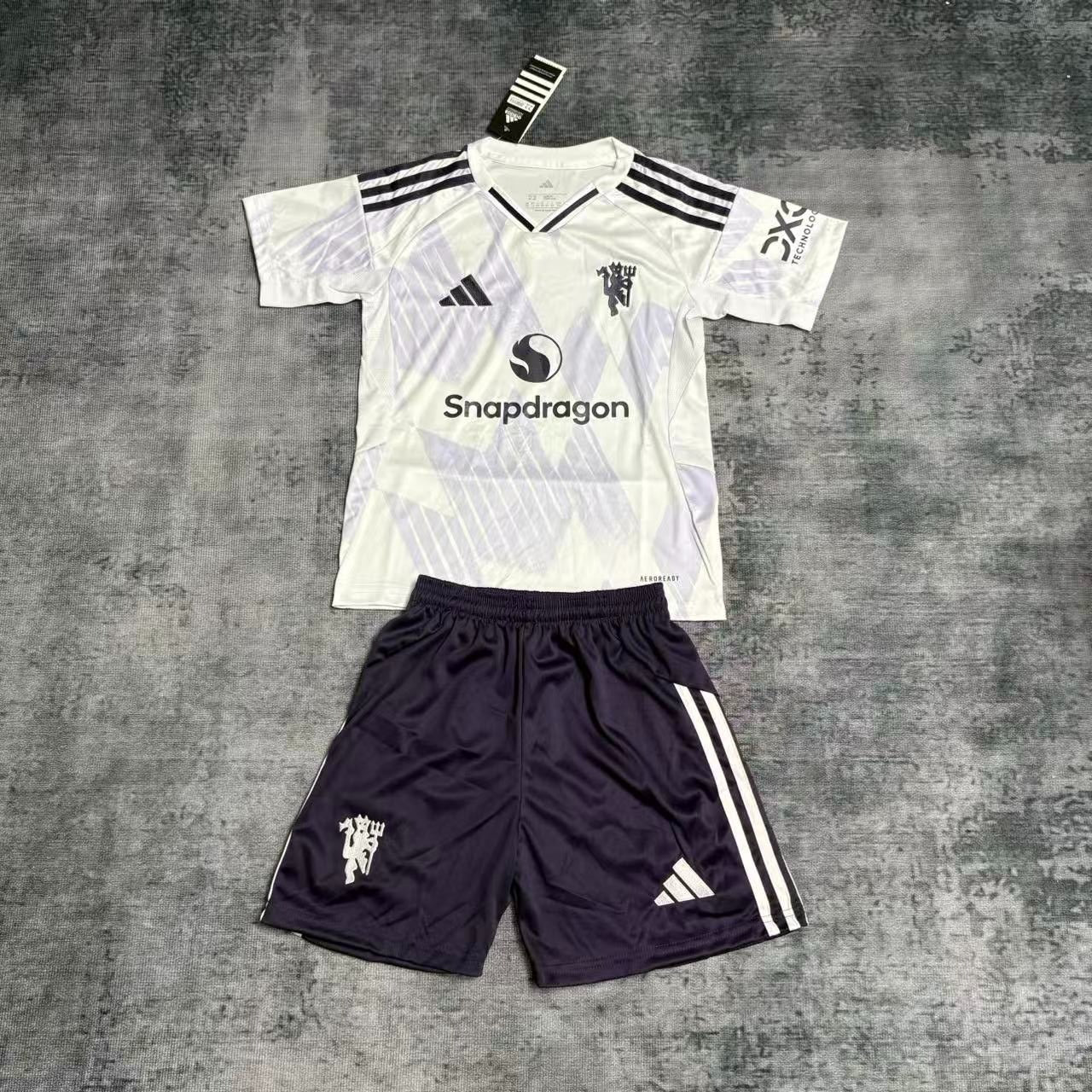 Kit infantil Manchester United Away 25/26 - Branca