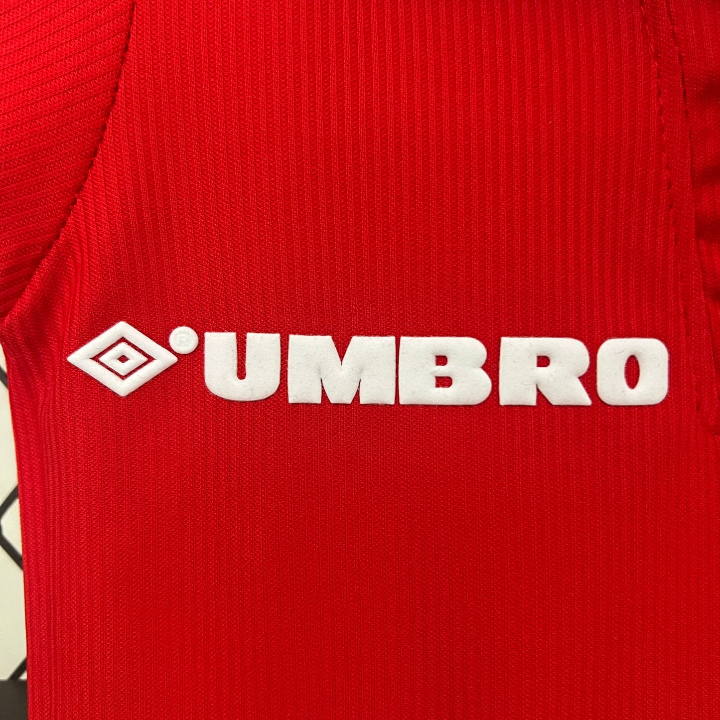 Kit infantil Manchester United Retrô Home 1999 . - Vermelho