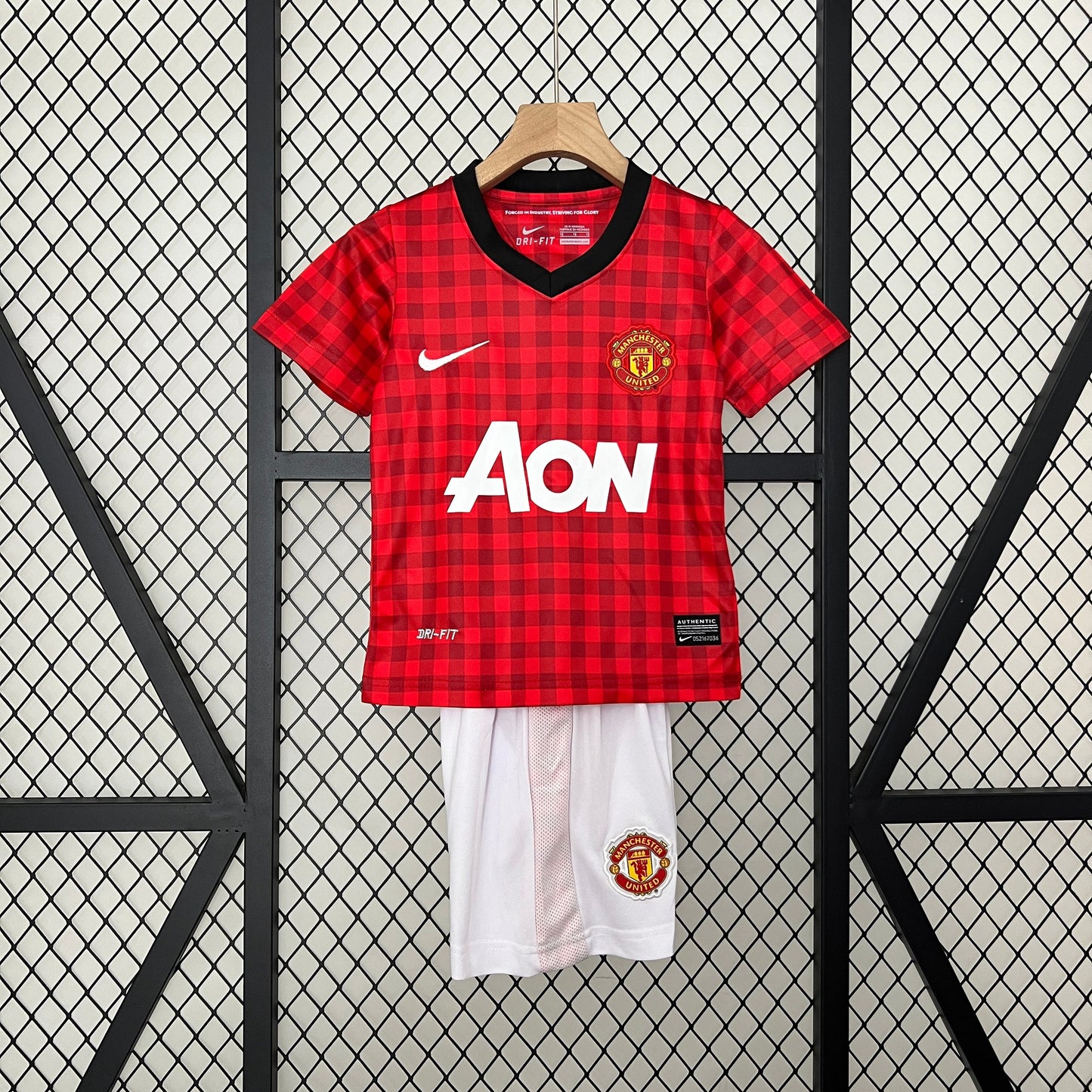 Kit infantil Manchester United Retrô Home 2012 . - Vermelho