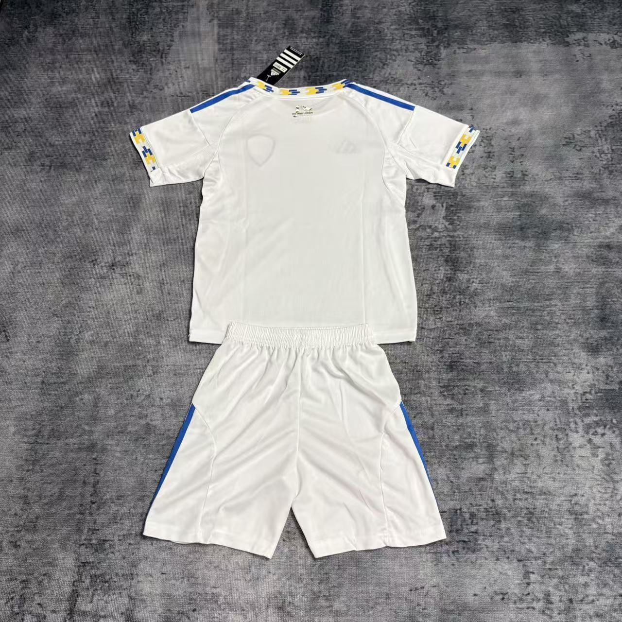 Kit Infantil Leeds United Home 25/26 - Branco
