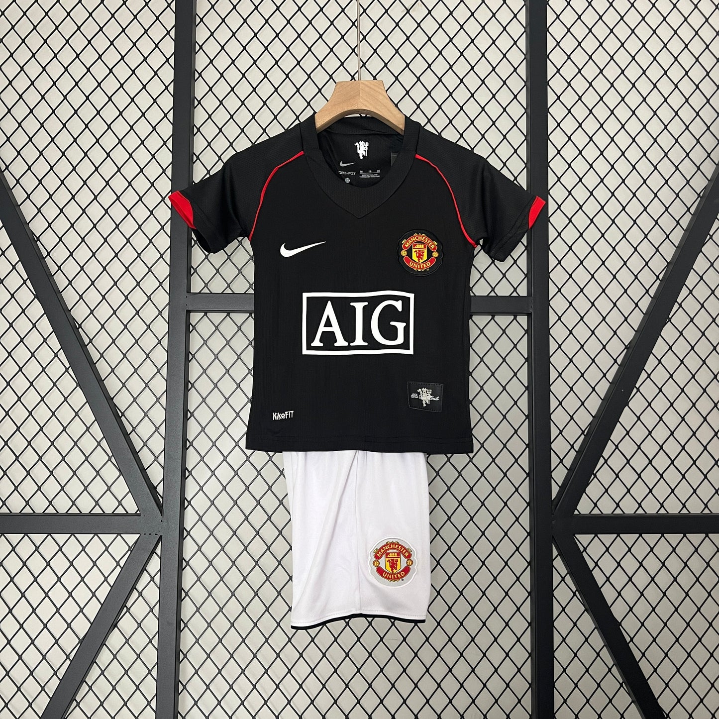 Kit infantil Manchester United Retrô Away 2008  - Preto
