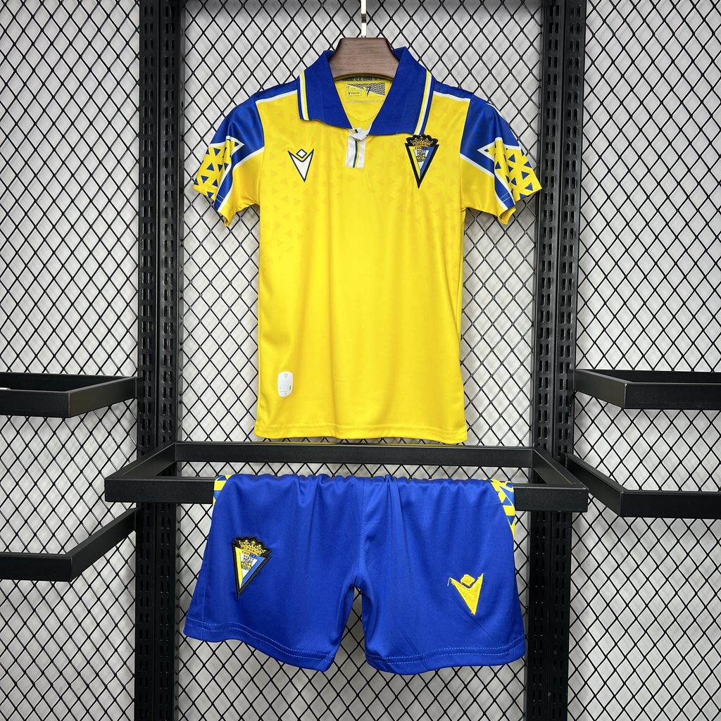 Kit Infantil Cádiz Home 24/25 . Macron - Amarelo e Azul