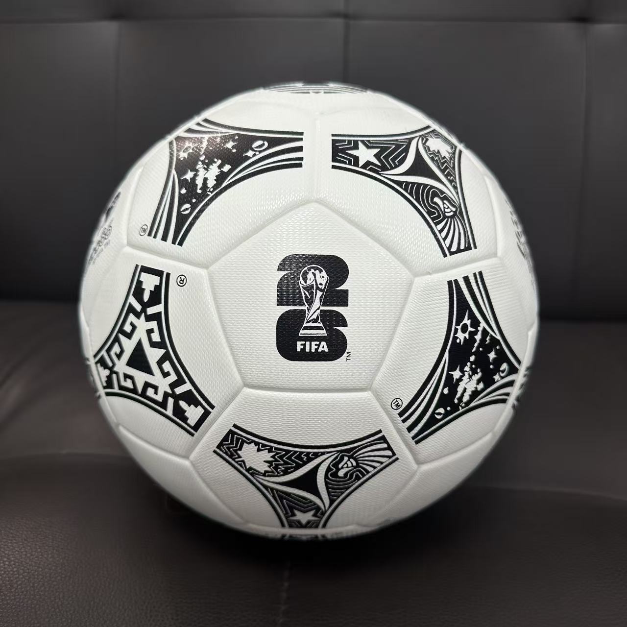 Bola Trionda Mash Up Pro Copa Do Mundo 86/94/26   Adidas - Branca e Preta