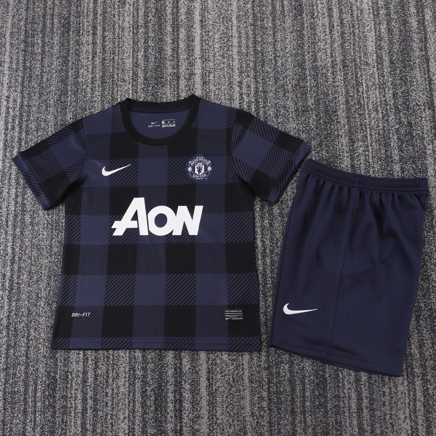 Kit infantil Manchester United Retrô Third 13/14 - Azul Escuro