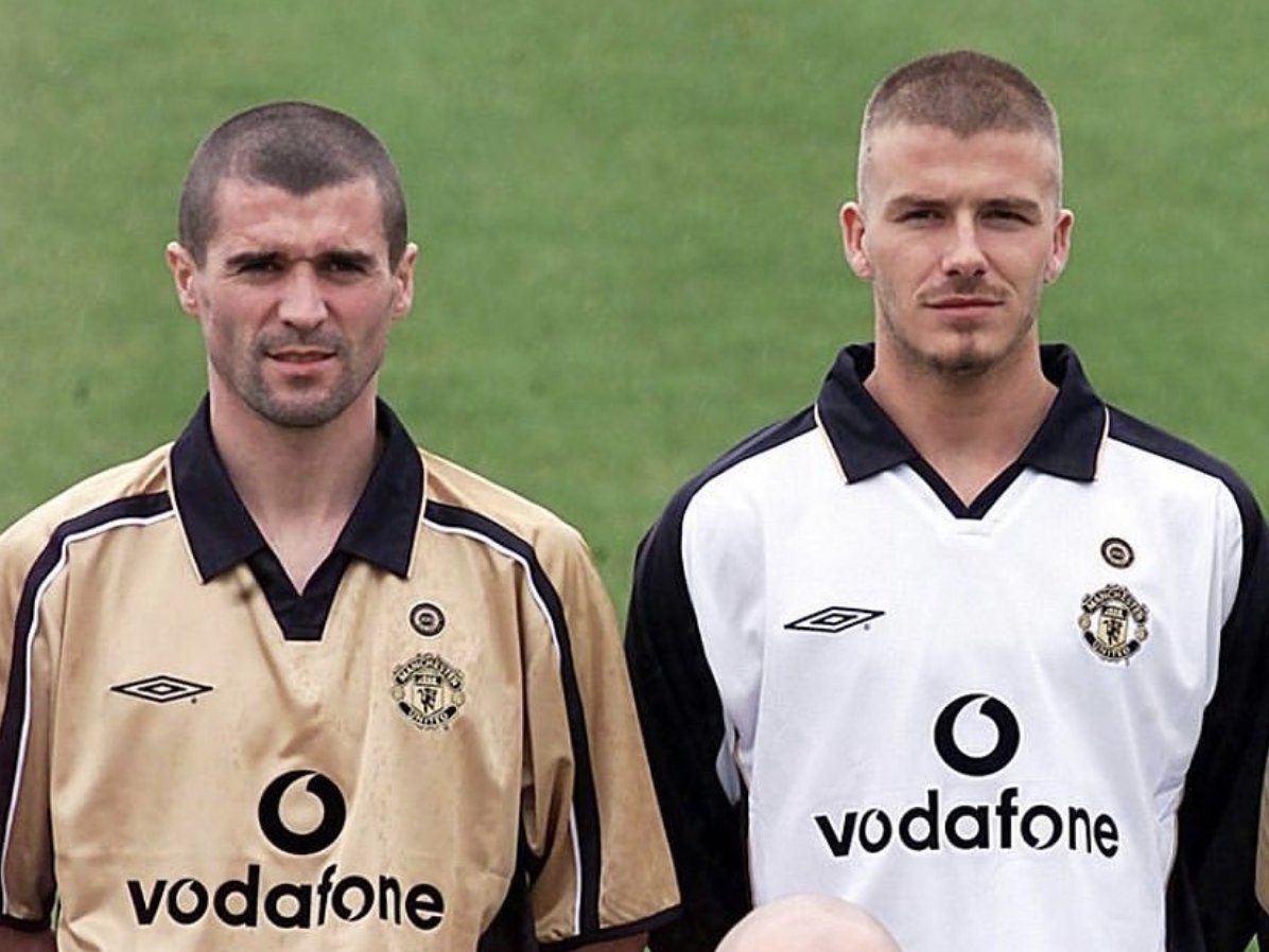 Manchester United Retro Away 01/02 Umbro Dupla face Manga Longa - Branca e Dourada