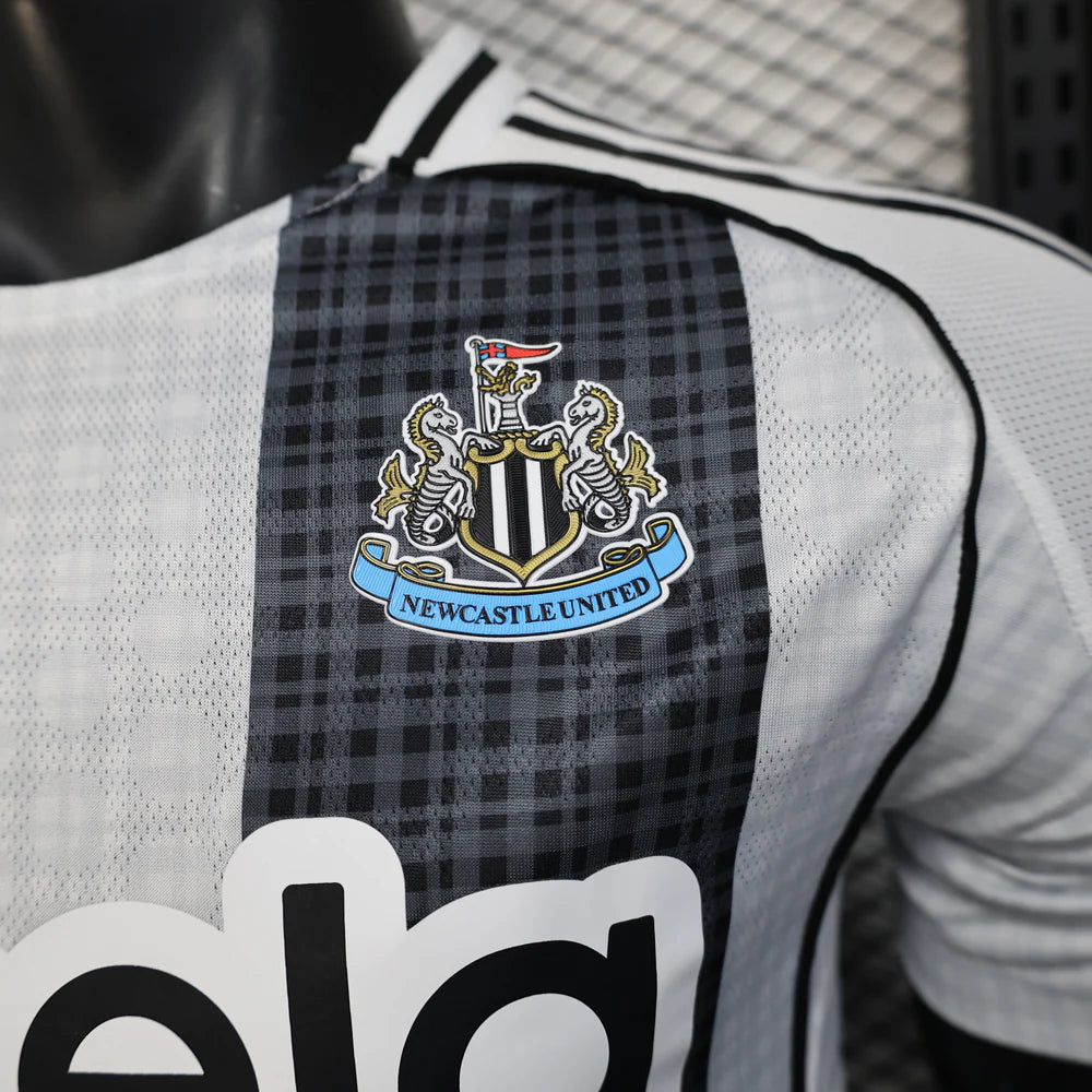 Newcastle Home 25/26 Jogador Adidas - Preto e Branco