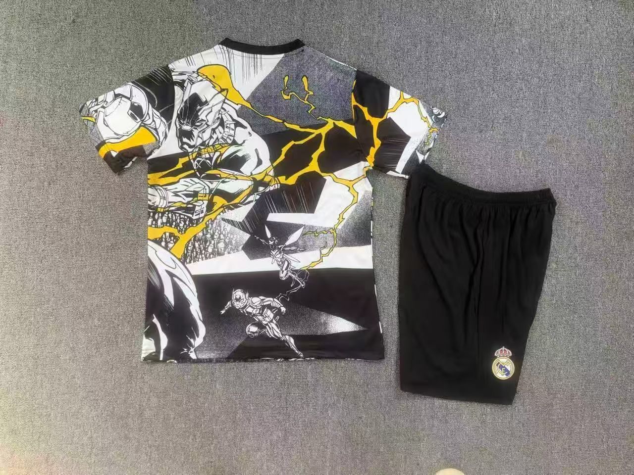 Kit Infantil Real Madrid Edição Especial Vingadores 25/26 - Preto e Branco