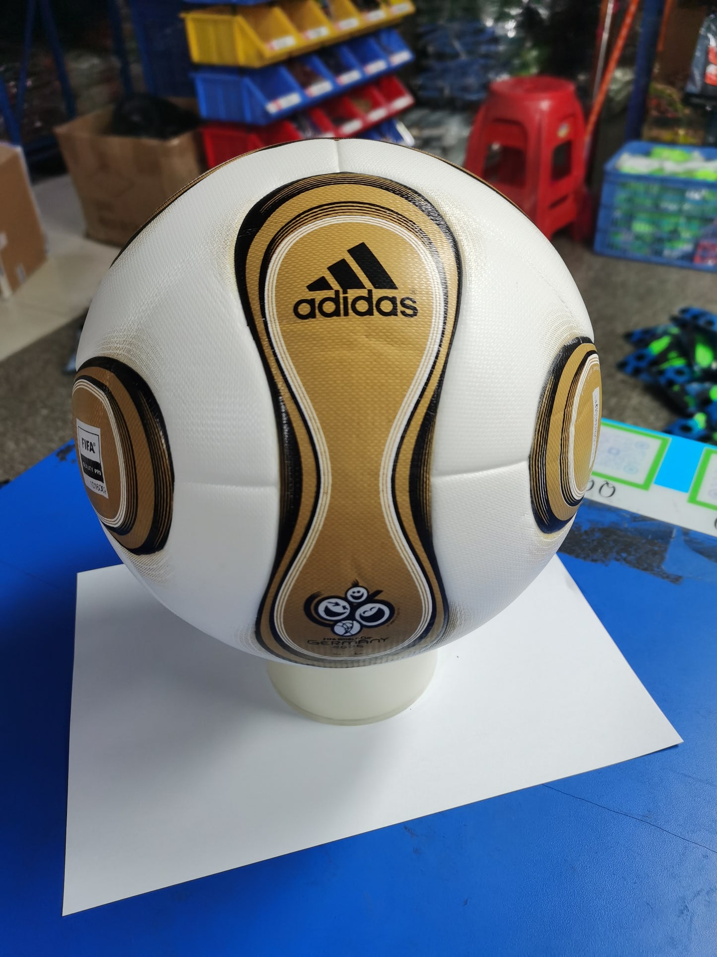 Bola Teamgeist Berlim Final da Copa Do Mundo 2006  Adidas - Branca e Dourada