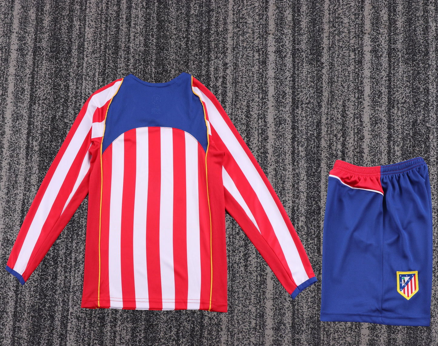 Kit Infantil Atletico de Madrid Home Retrô 2004 Manga Longa  - Vermelho e Branco
