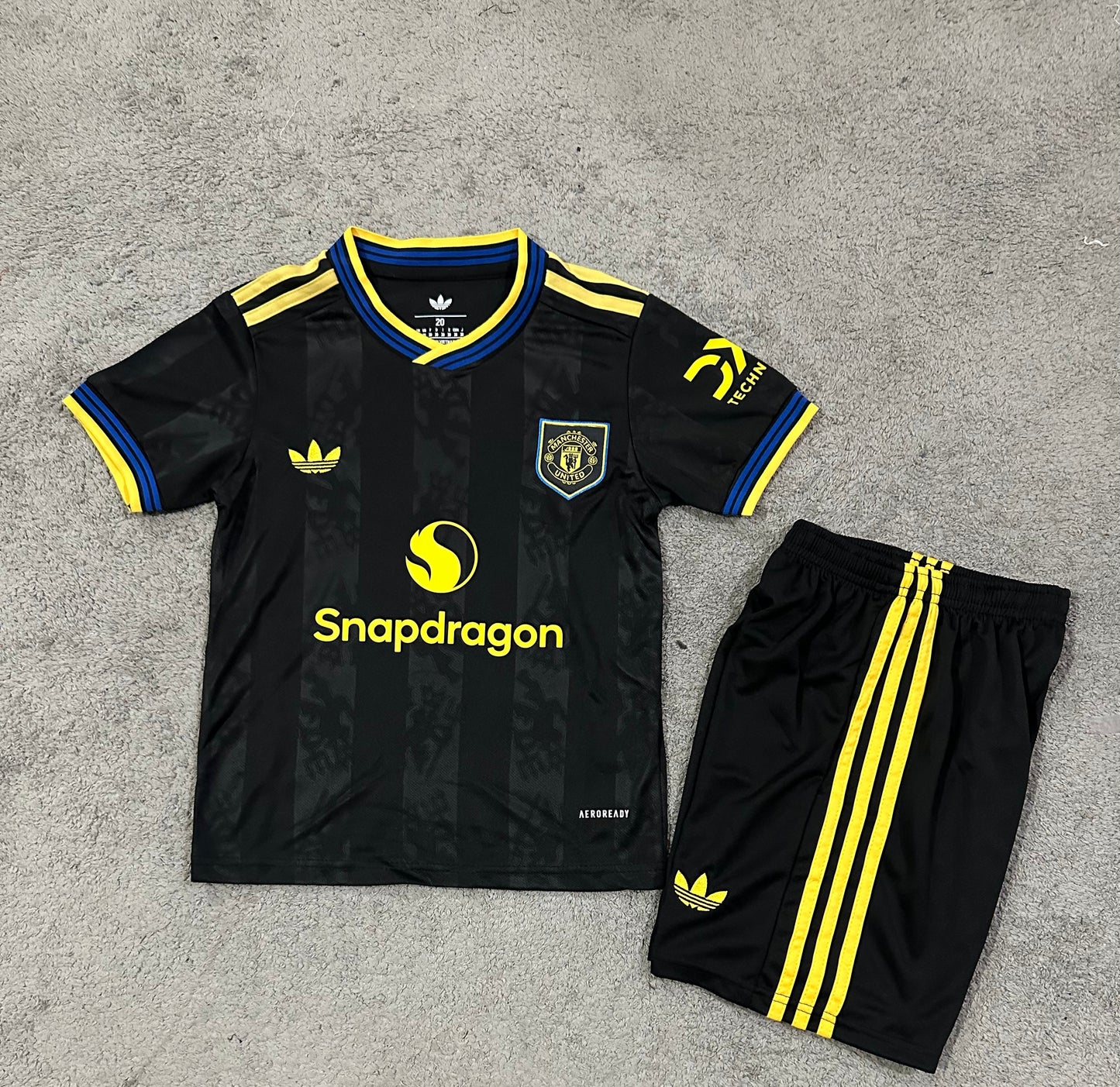 Kit infantil Manchester United Away 25/26 - Preto