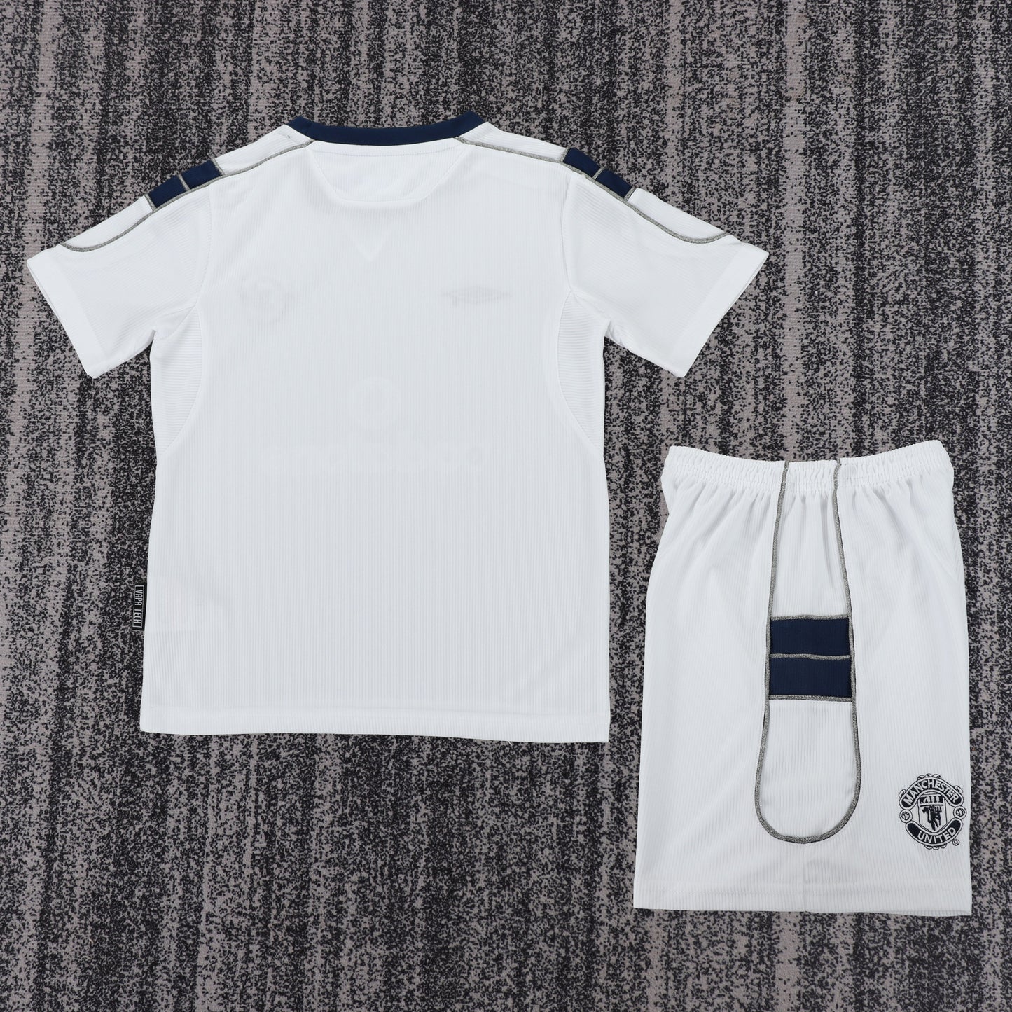 Kit infantil Manchester United Retrô Third 00/01 - Branco