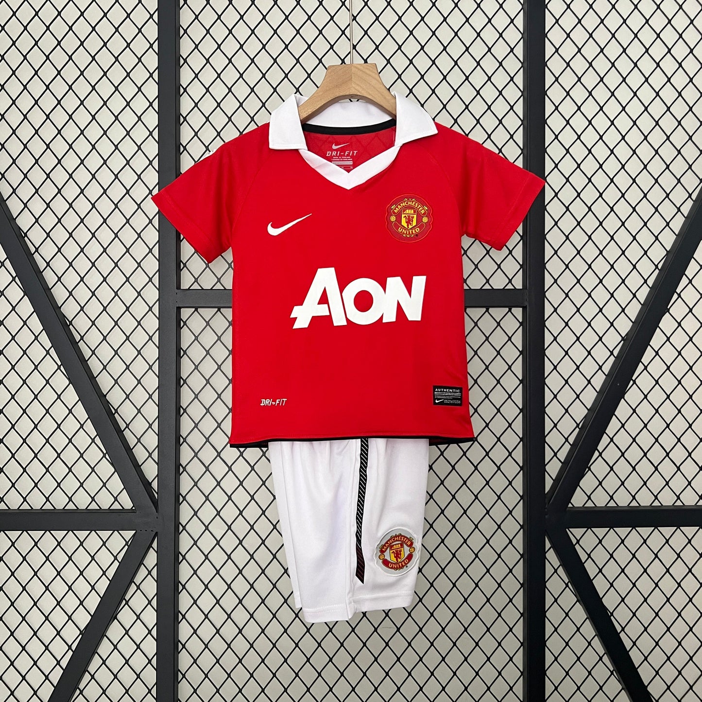 Kit infantil Manchester United Retrô Home 2010 . - Vermelho